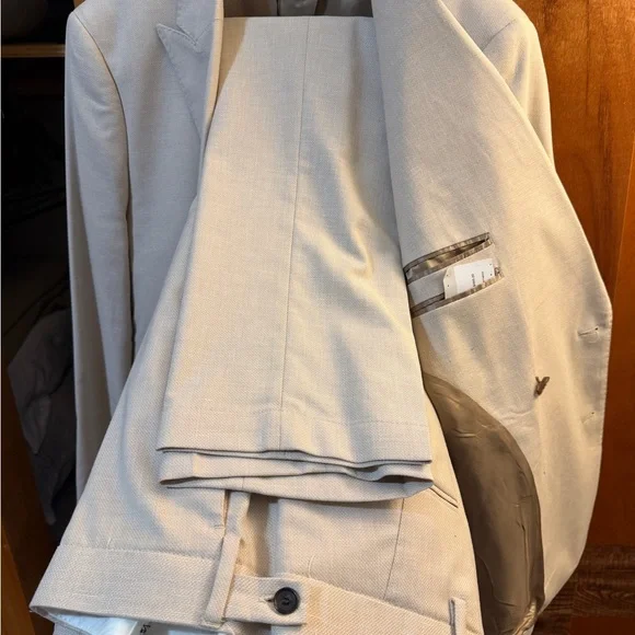 Elegant Men's Cream Double-Breasted Suit 38R Pants 32